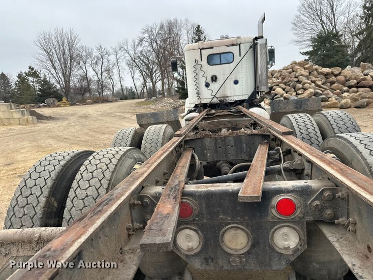 image for item DT6444 1999 Freightliner truck cab and chassis