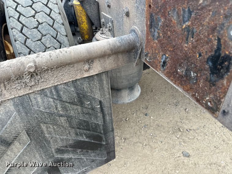 image for item DT6444 1999 Freightliner truck cab and chassis