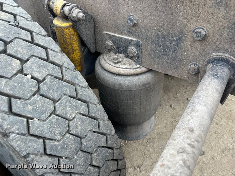 image for item DT6444 1999 Freightliner truck cab and chassis