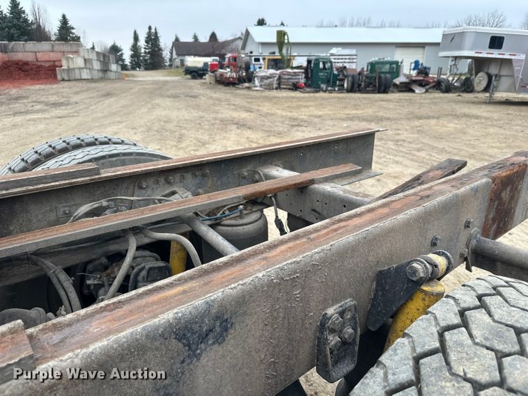 image for item DT6444 1999 Freightliner truck cab and chassis