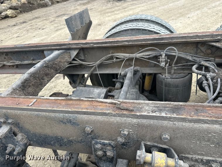 image for item DT6444 1999 Freightliner truck cab and chassis