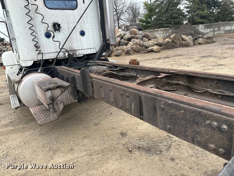 image for item DT6444 1999 Freightliner truck cab and chassis