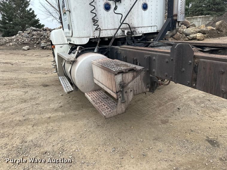 image for item DT6444 1999 Freightliner truck cab and chassis