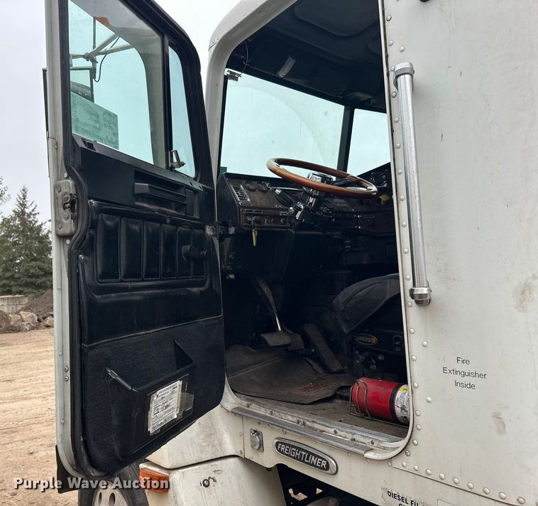 image for item DT6444 1999 Freightliner truck cab and chassis