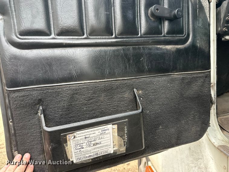 image for item DT6444 1999 Freightliner truck cab and chassis