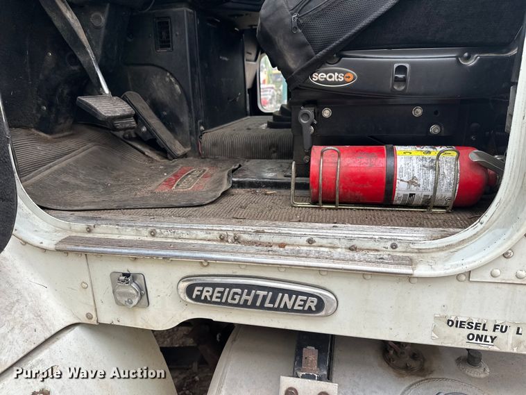 image for item DT6444 1999 Freightliner truck cab and chassis