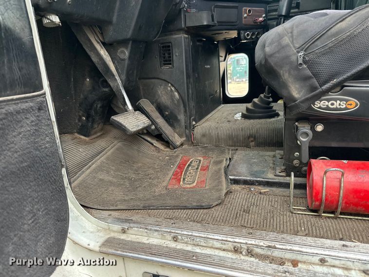 image for item DT6444 1999 Freightliner truck cab and chassis