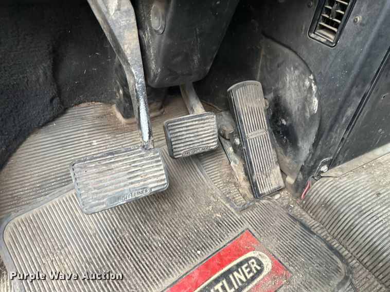 image for item DT6444 1999 Freightliner truck cab and chassis