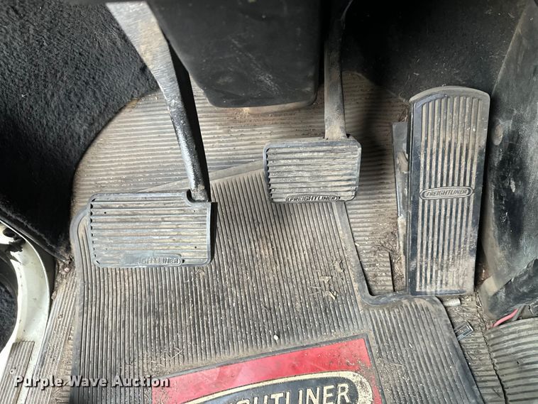 image for item DT6444 1999 Freightliner truck cab and chassis