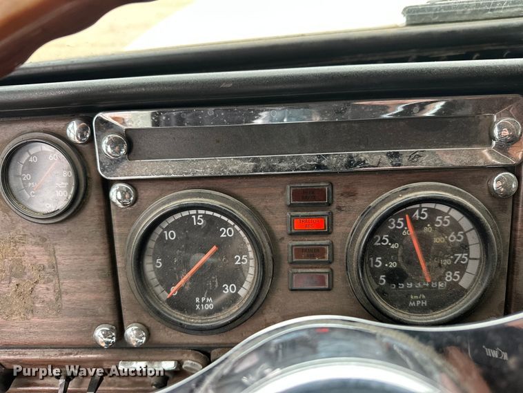 image for item DT6444 1999 Freightliner truck cab and chassis