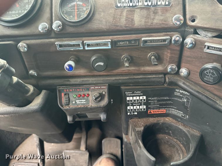 image for item DT6444 1999 Freightliner truck cab and chassis