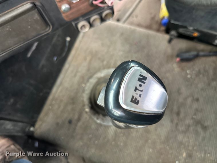 image for item DT6444 1999 Freightliner truck cab and chassis