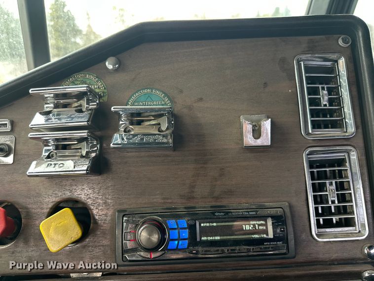 image for item DT6444 1999 Freightliner truck cab and chassis