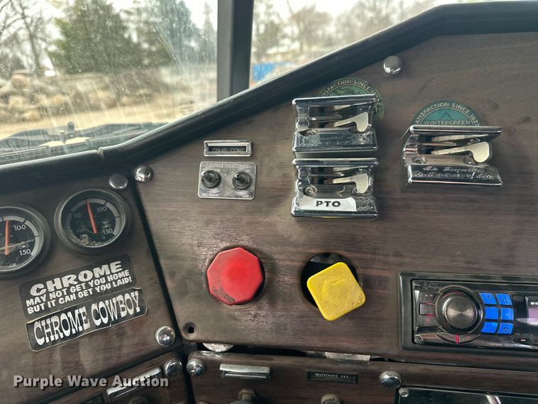 image for item DT6444 1999 Freightliner truck cab and chassis