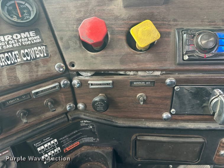 image for item DT6444 1999 Freightliner truck cab and chassis