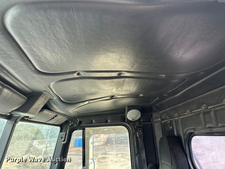 image for item DT6444 1999 Freightliner truck cab and chassis