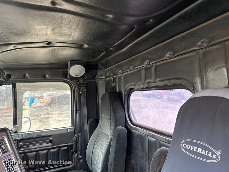 image for item DT6444 1999 Freightliner truck cab and chassis