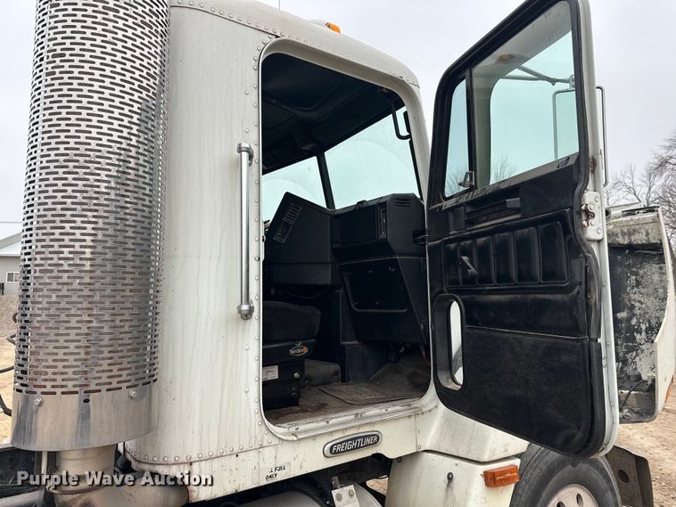 image for item DT6444 1999 Freightliner truck cab and chassis