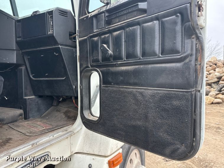 image for item DT6444 1999 Freightliner truck cab and chassis