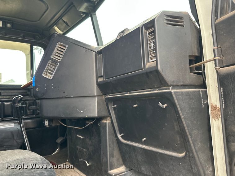 image for item DT6444 1999 Freightliner truck cab and chassis