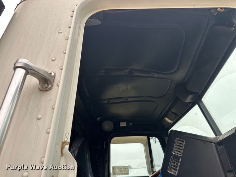 image for item DT6444 1999 Freightliner truck cab and chassis