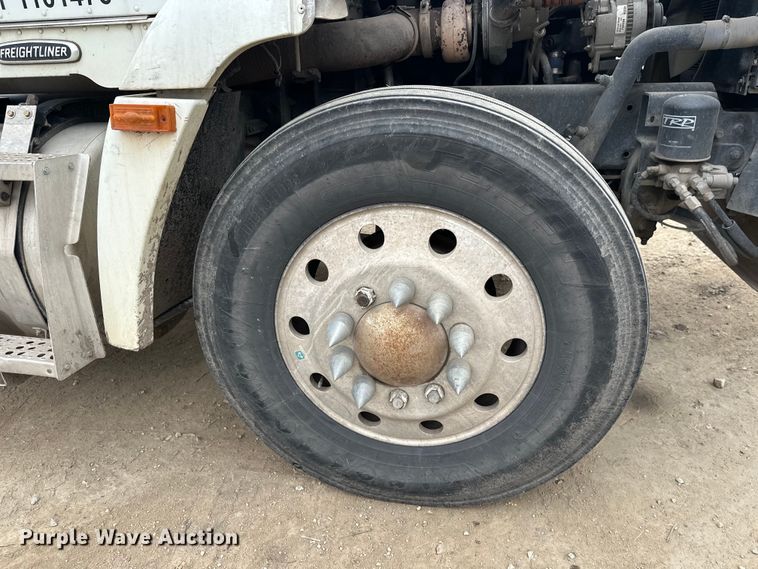 image for item DT6444 1999 Freightliner truck cab and chassis