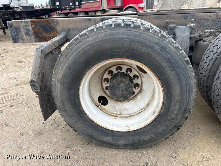 image for item DT6444 1999 Freightliner truck cab and chassis