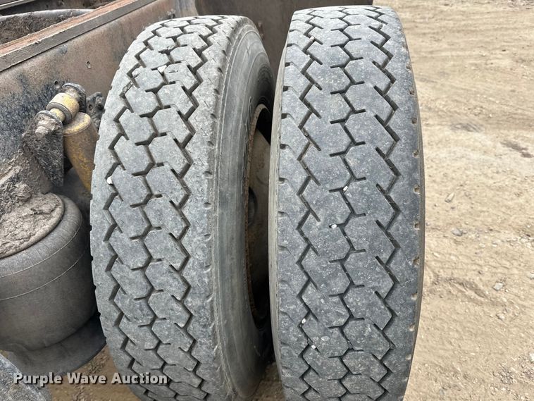 image for item DT6444 1999 Freightliner truck cab and chassis