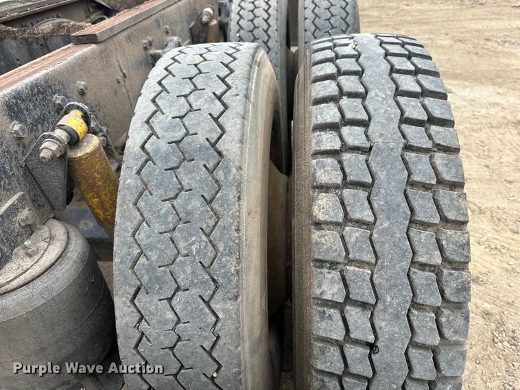 image for item DT6444 1999 Freightliner truck cab and chassis