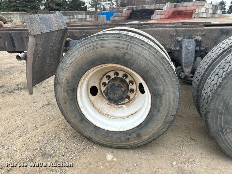 image for item DT6444 1999 Freightliner truck cab and chassis