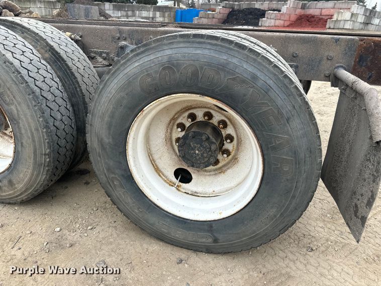 image for item DT6444 1999 Freightliner truck cab and chassis