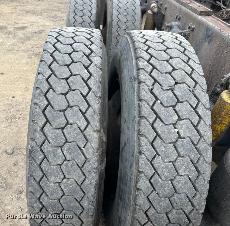 image for item DT6444 1999 Freightliner truck cab and chassis