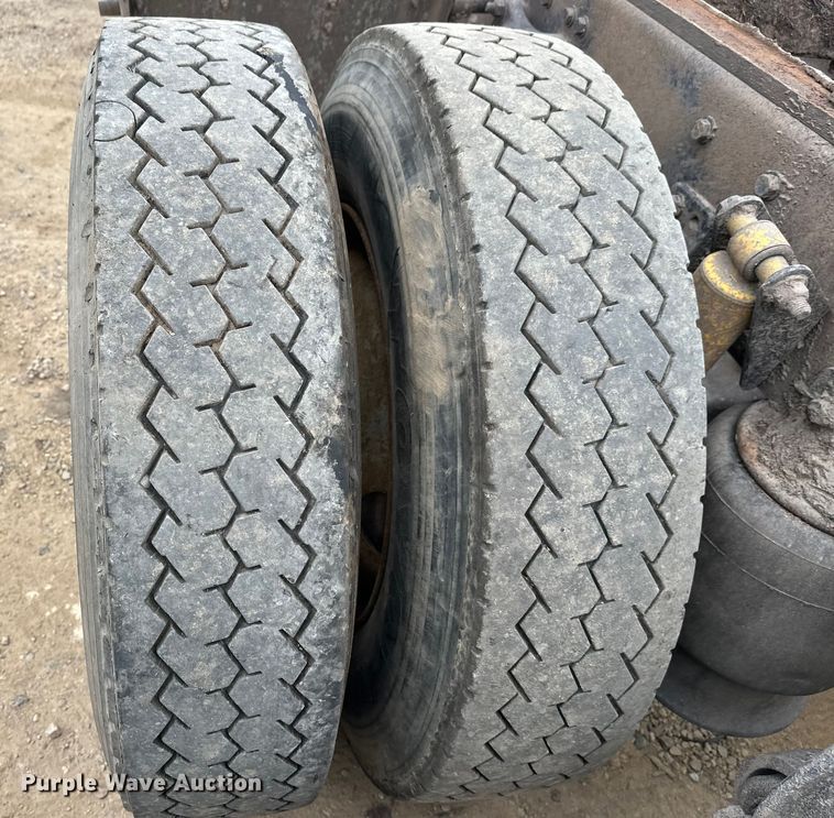 image for item DT6444 1999 Freightliner truck cab and chassis