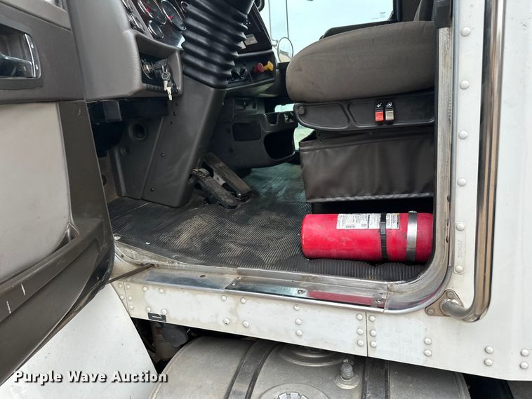 image for item DT6445 2019 Kenworth T370 utility / service truck