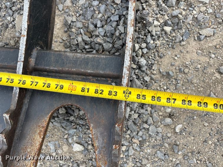 image for item DU1459 Caterpillar skid steer grapple bucket