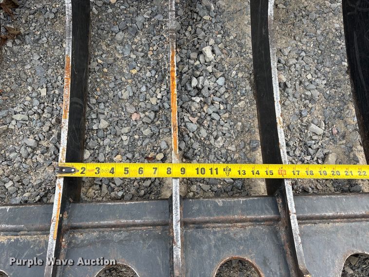 image for item DU1459 Caterpillar skid steer grapple bucket