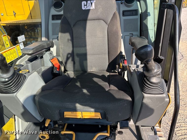 image for item DU1461 2021 Caterpillar 323 excavator