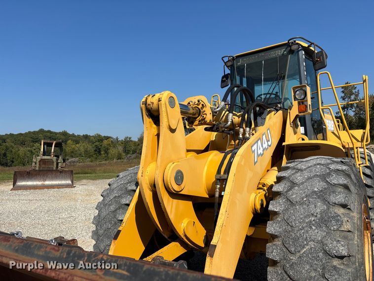 image for item DU1467 2003 John Deere 744J wheel loader