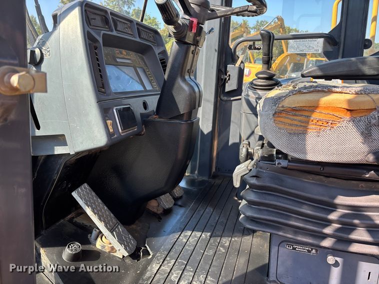 image for item DU1467 2003 John Deere 744J wheel loader