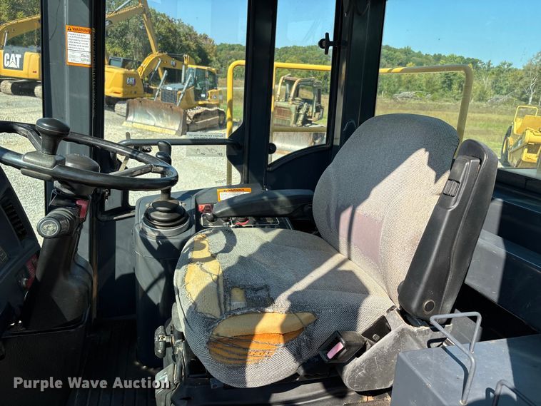 image for item DU1467 2003 John Deere 744J wheel loader