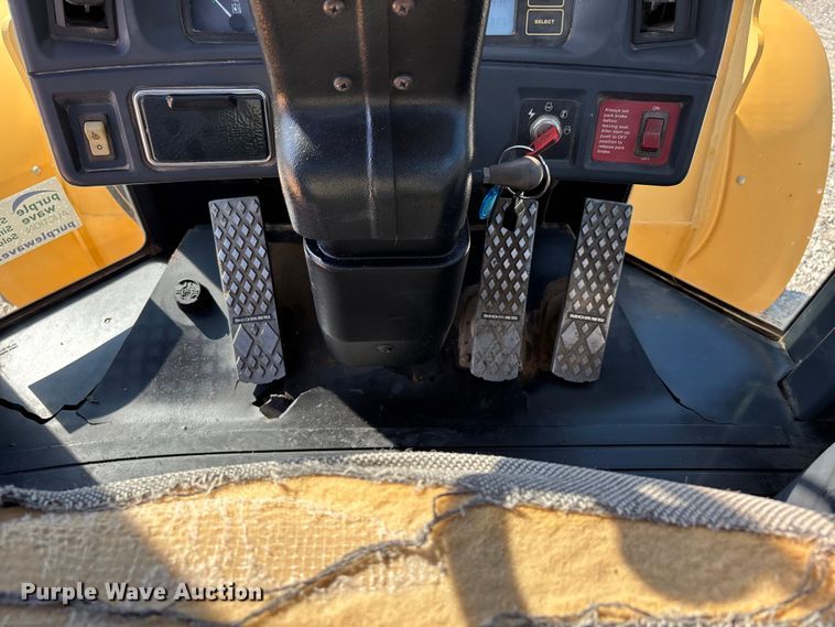 image for item DU1467 2003 John Deere 744J wheel loader