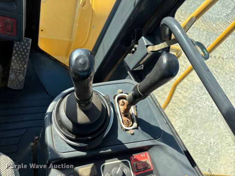 image for item DU1467 2003 John Deere 744J wheel loader