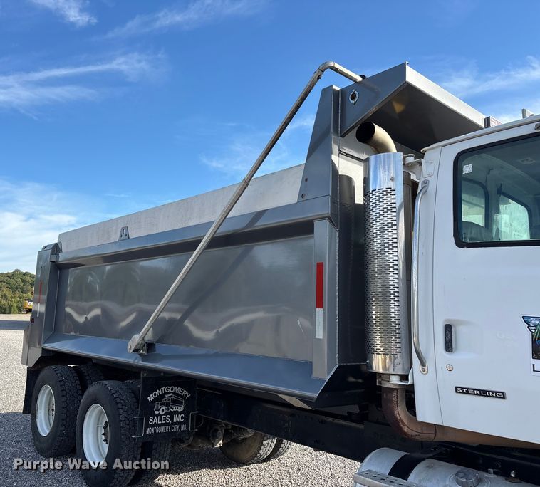 image for item DU1471 2005 Sterling L9500 dump truck