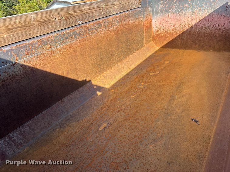 image for item DU1471 2005 Sterling L9500 dump truck