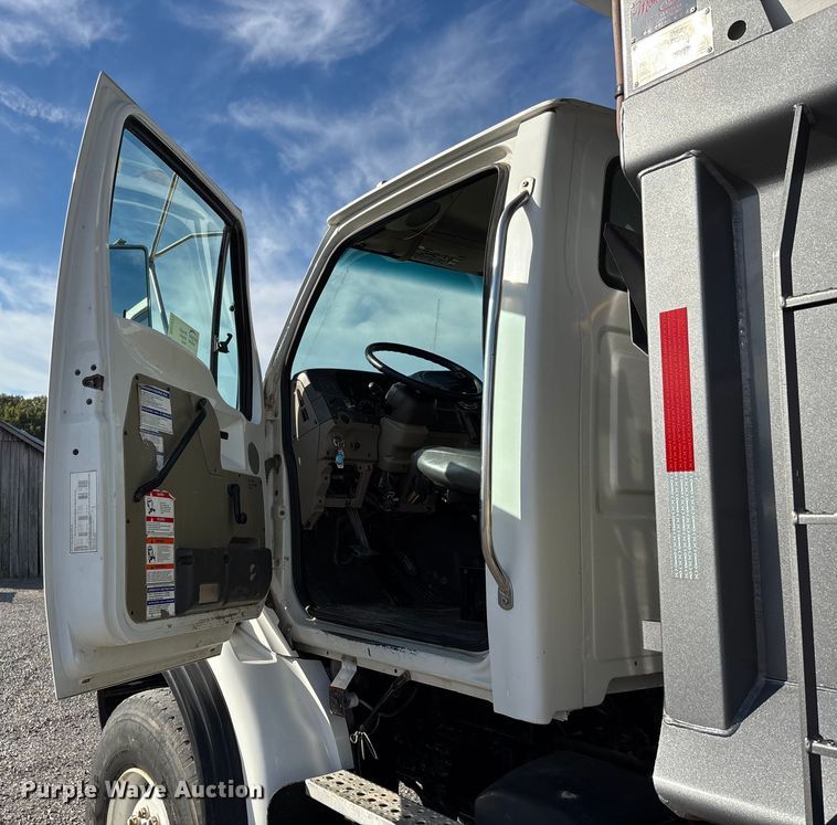 image for item DU1471 2005 Sterling L9500 dump truck