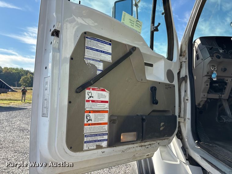 image for item DU1471 2005 Sterling L9500 dump truck