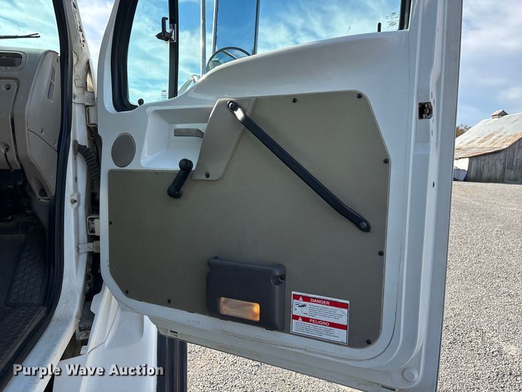 image for item DU1471 2005 Sterling L9500 dump truck