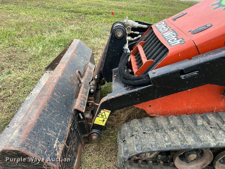 image for item DV0754 2018 Ditch Witch SK1050 compact utility loader