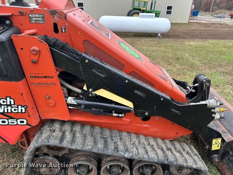 image for item DV0754 2018 Ditch Witch SK1050 compact utility loader