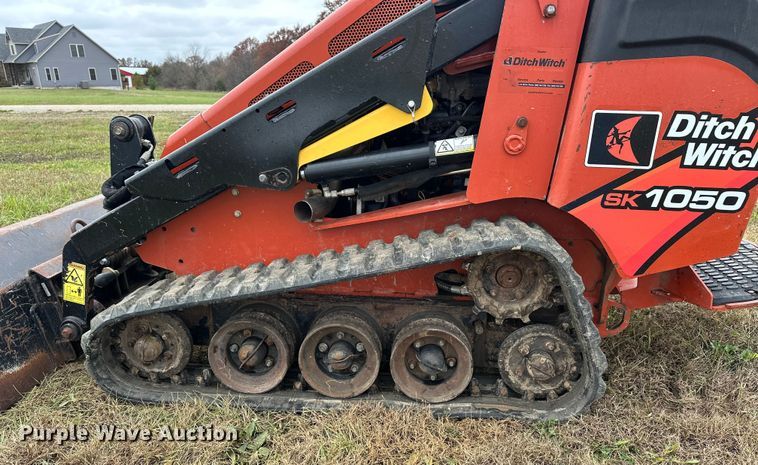 image for item DV0754 2018 Ditch Witch SK1050 compact utility loader
